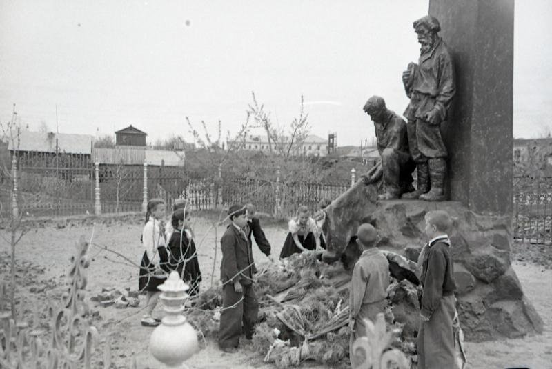 Памятник Борцам Революции в Балаково. Фото между 1957 и 1963 годом.