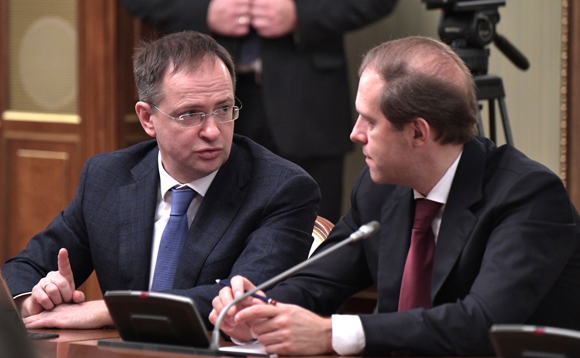 Владимир Мединский (слева) и Денис Мантуров перед началом встречи с членами правительства. 15.01.2020
