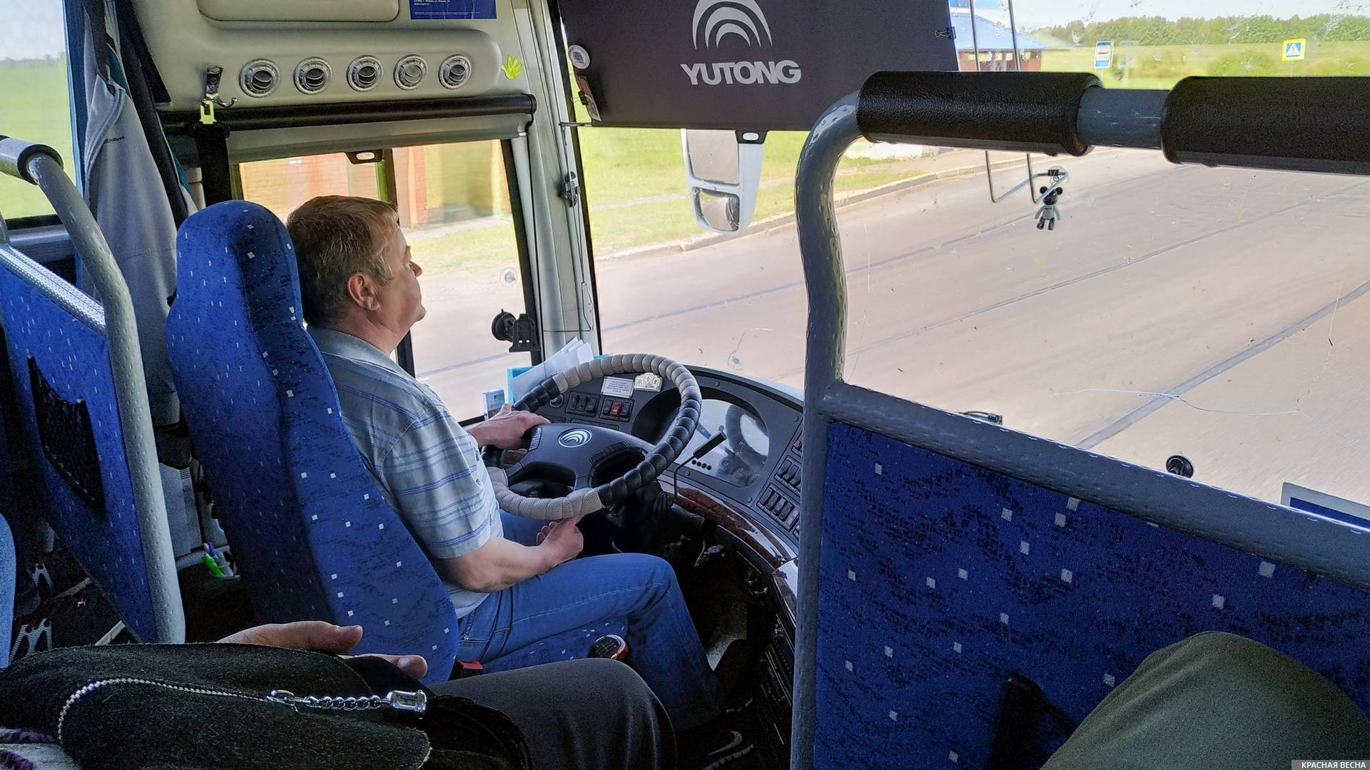 Водитель автобуса за рулем