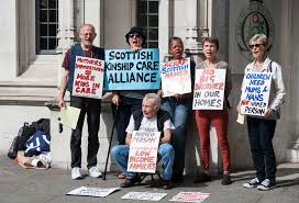 Протестующие против Named person перед зданием Верховного суда в Лондоне. 2016