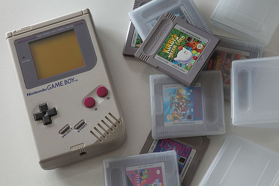 Старая портативная игровая консоль Game Boy