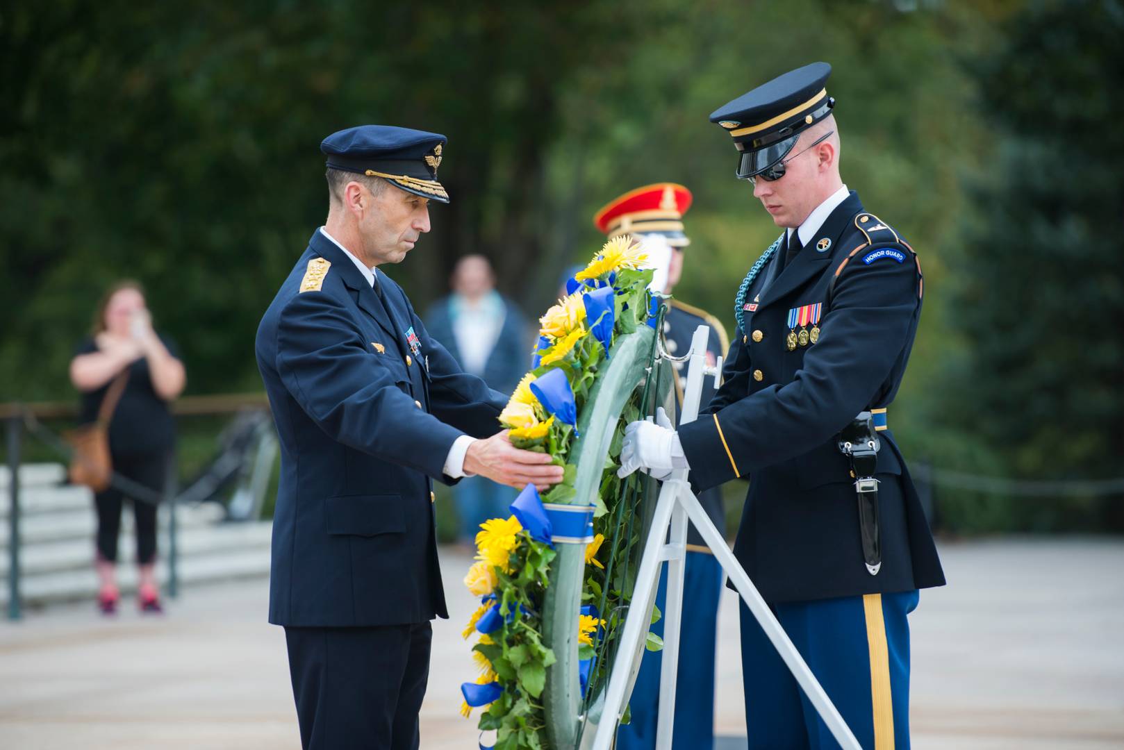 Верховный главнокомандующий вооруженными силами Швеции генерал Микаэль Бюден участвует в траурной церемонии