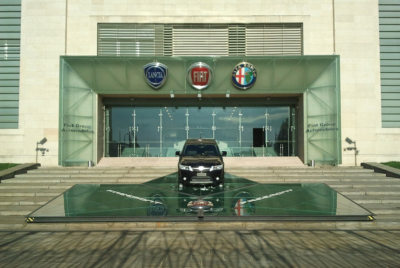 Всемирная штаб-квартира Fiat Group Automobiles. Вход в Палаццину. Завод Fiat в Мирафьори. Турин. Италия. 2011