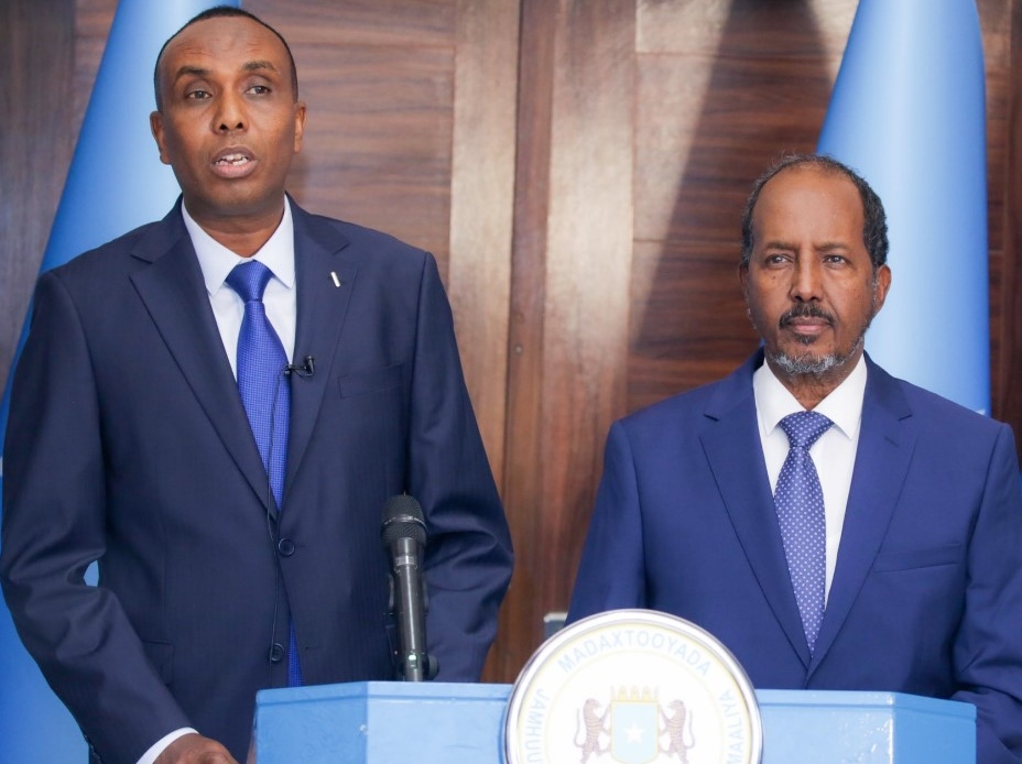 Президент Сомали Хасан Шейх Мохамуд (справа) и новый премьер-министр Сомали Хамза Абди Барре