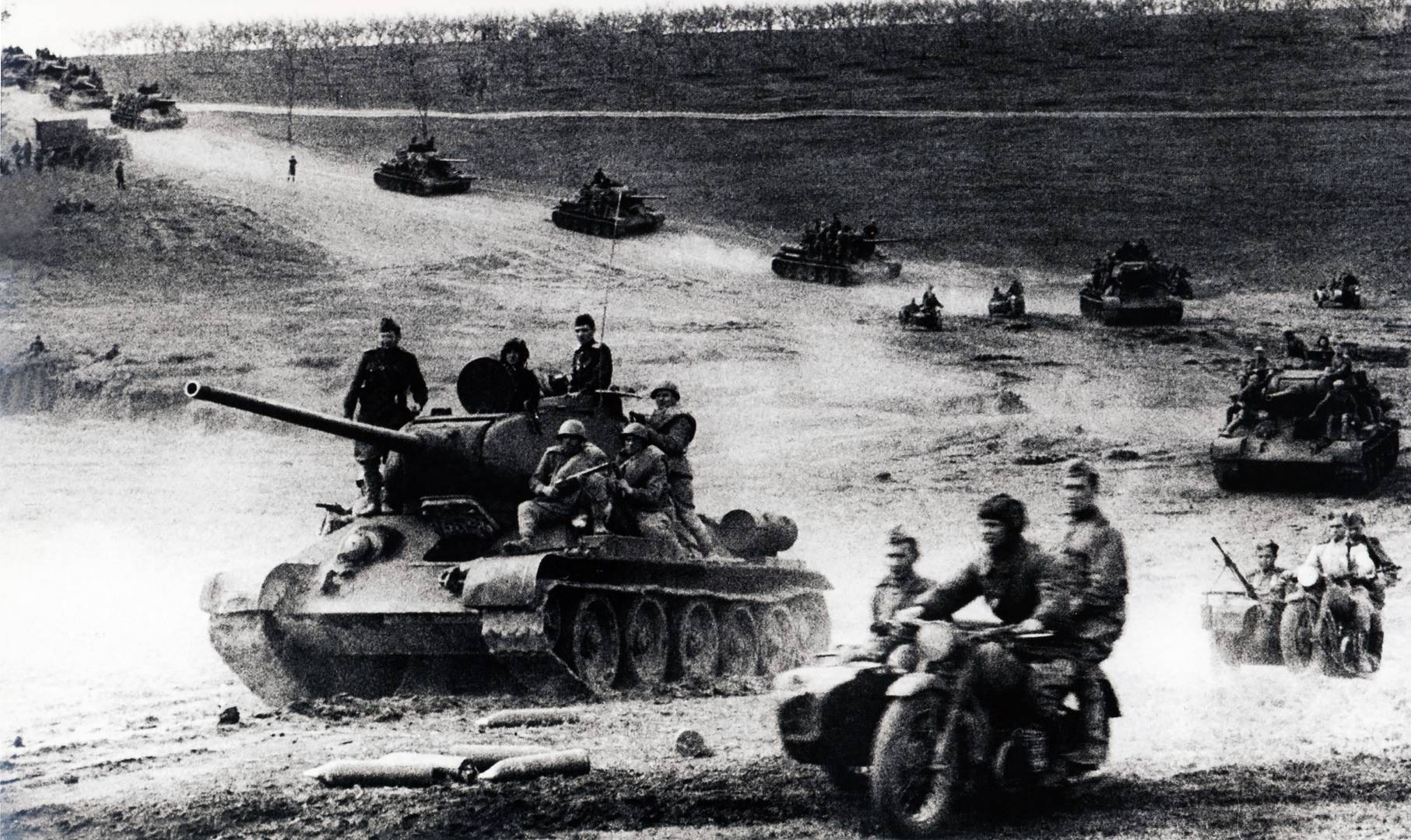 Советские танки Т-34-85 на марше в наступлении. 1944