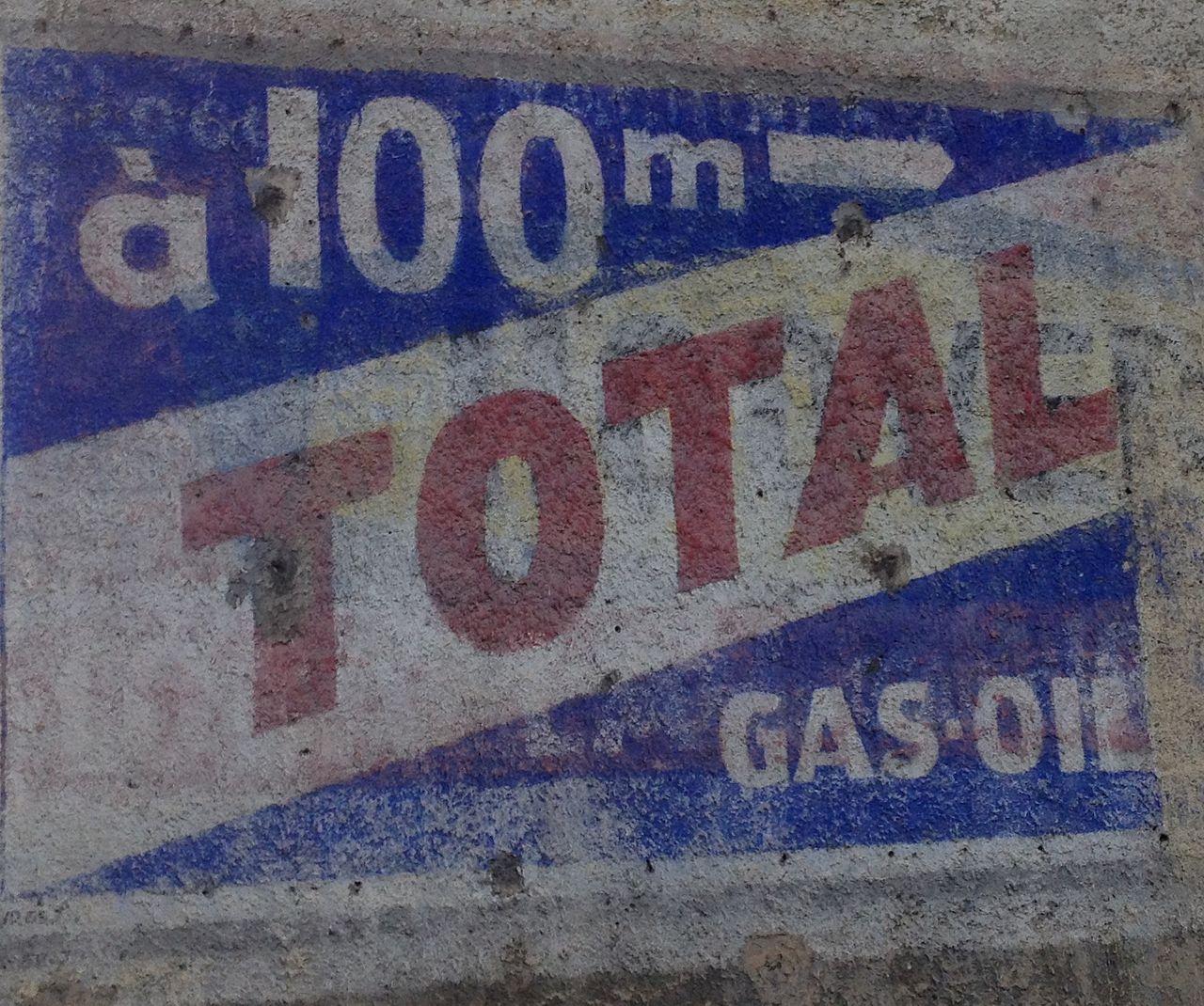 Рекламная объявление о ближайшей заправке Total