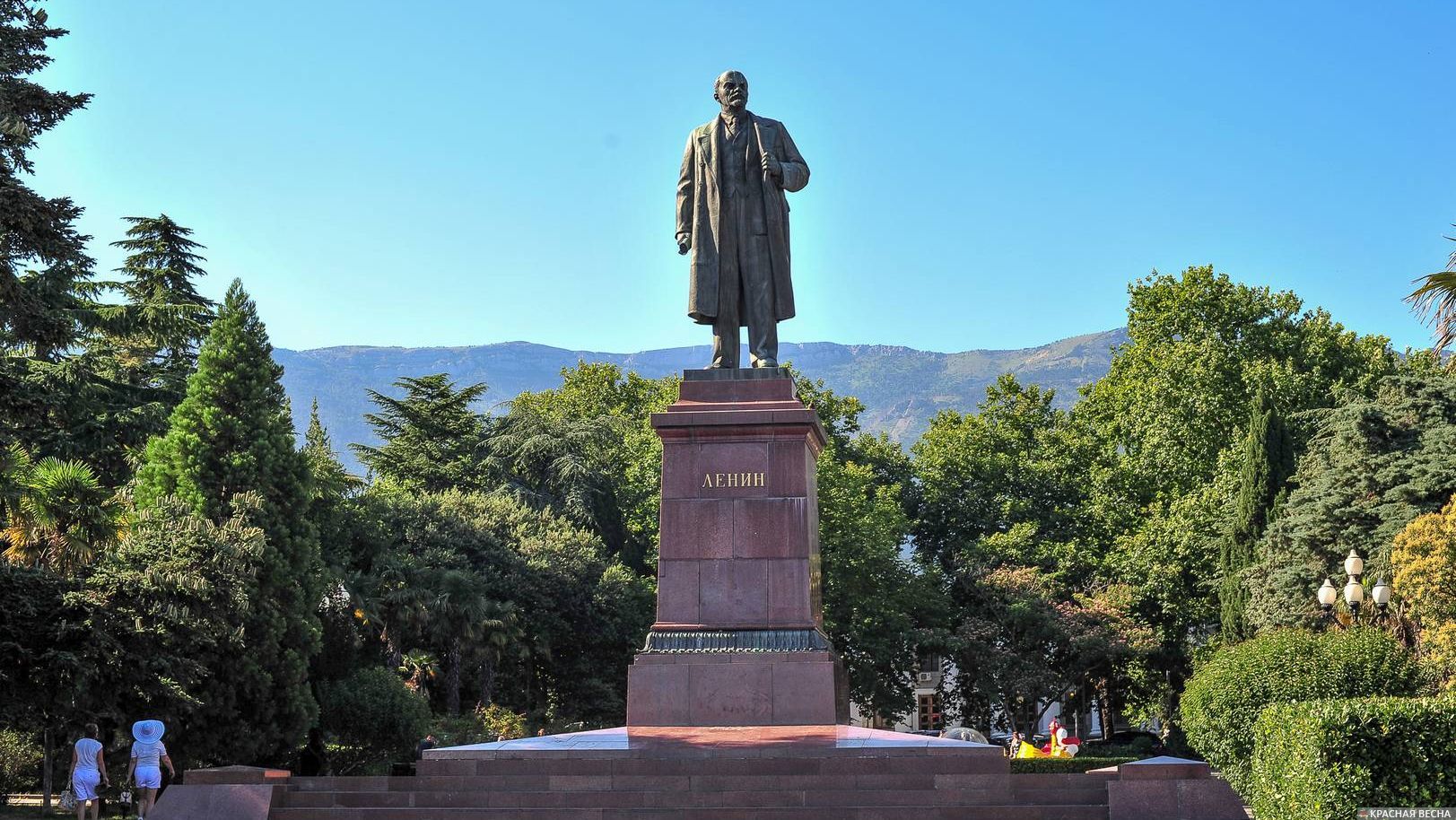 Памятник мухтару в ялте. Памятник Ленину Ялта. Статуя Ленина в Ялте. Ялта Ленин. Ялта памятники на набережной.