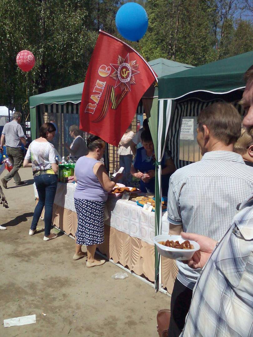 Торговые палатки у входа к воинскому мемориалу, Брянск