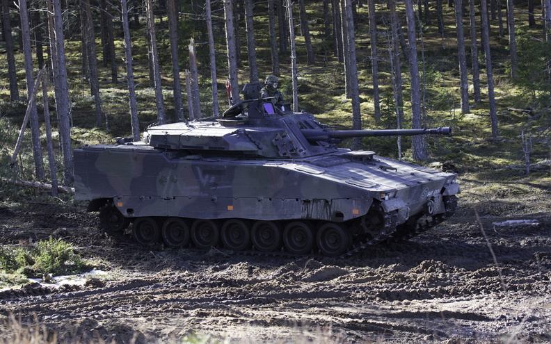 Бронемашина CV 90 на учениях сил обороны Эстонии