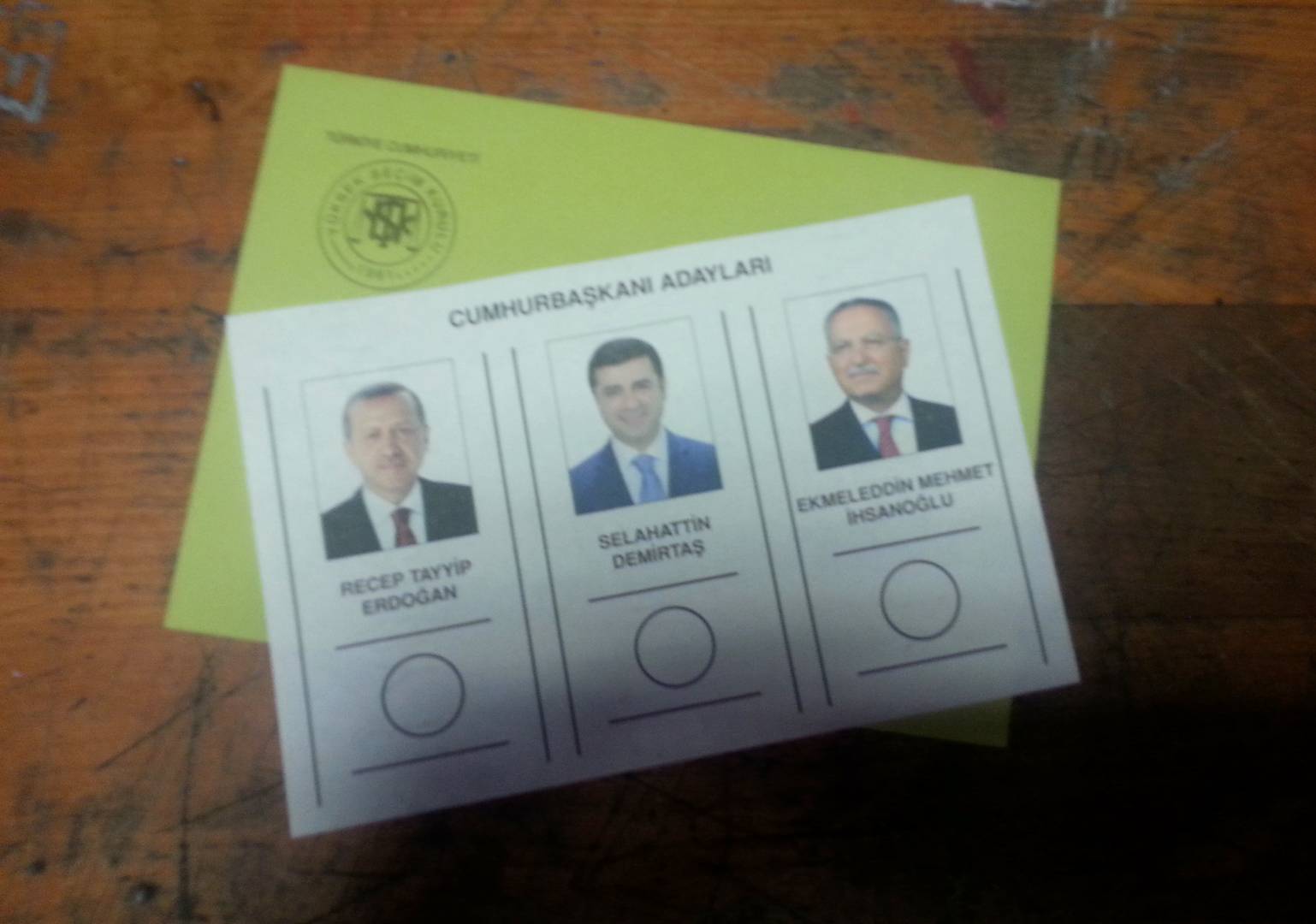 Бюллетень с кандидатурами Реджепа Тайипа Эрдогана и Селахаттина Демирташа на выборах президента Турции 2014 года