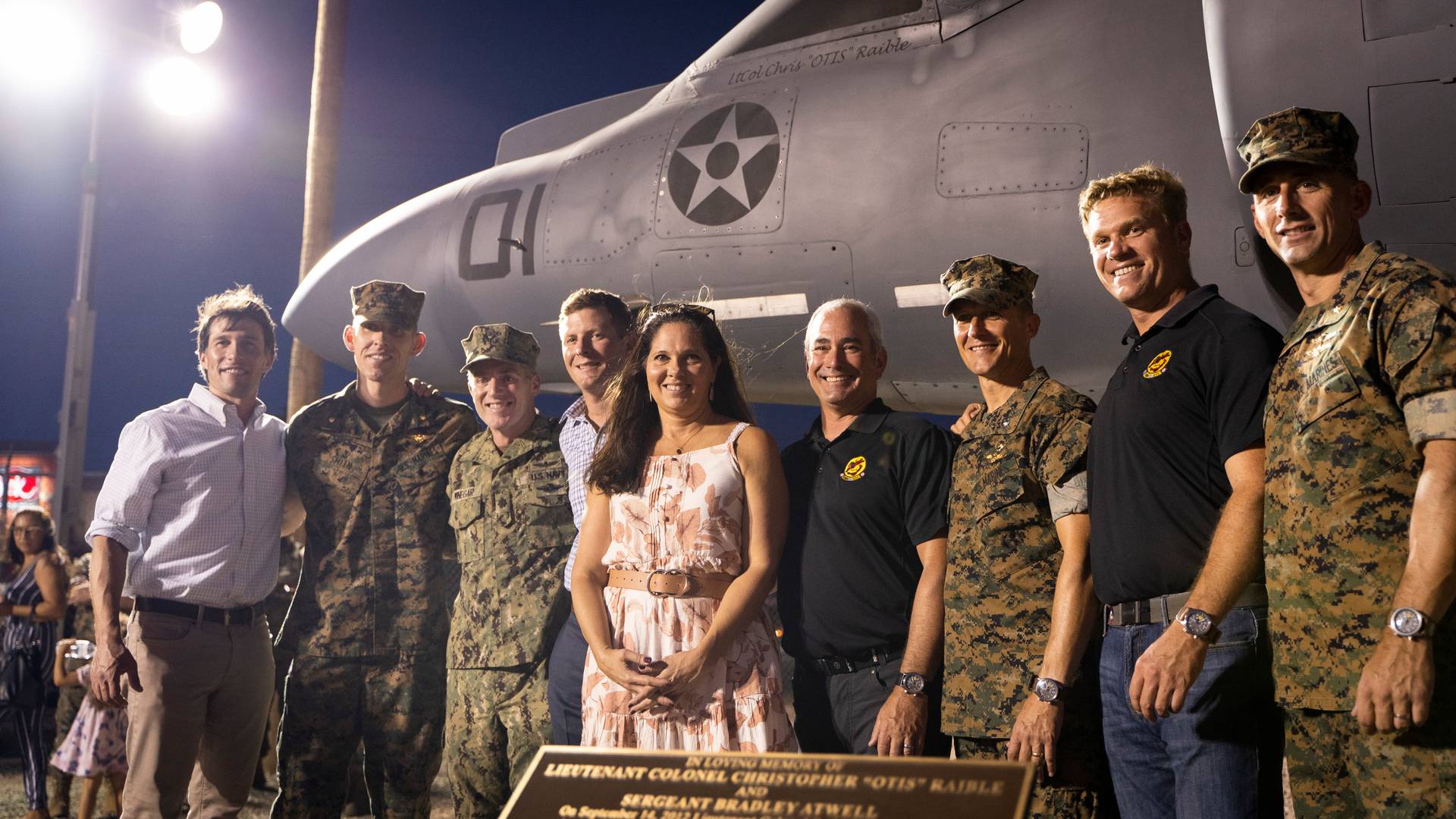 Военнослужащие США и члены их семей позируют перед AV-8B Harrier на авиабазе Юма, штат Аризона