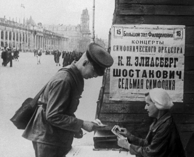 Красноармеец покупает билет на Седьмую симфонию в Ленинграде. 1942