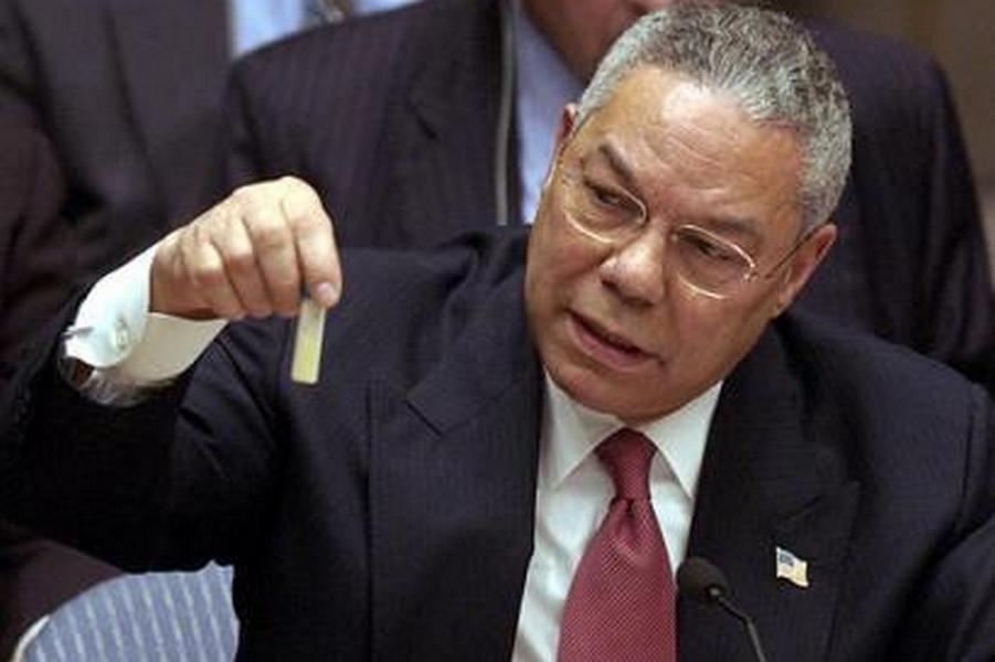 Колин Пауэлл демонстрирует пробирку с якобы биологическим оружием (сибирской язвой) на заседании ООН 5 февраля 2003 года. После этого президент США Джордж Буш отдал приказ о начале войны в Ираке