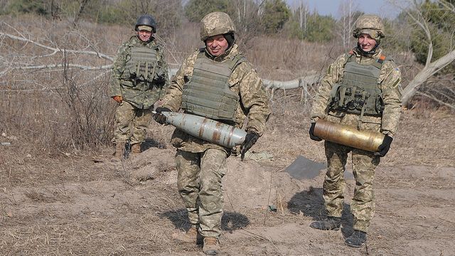 Украинские артилеристы подносят заряды