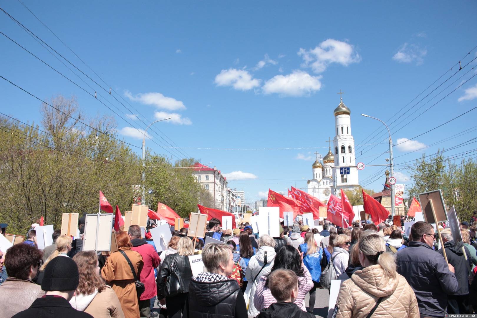 Акция «Бессмертный полк» возле кафедрального собора в Брянске