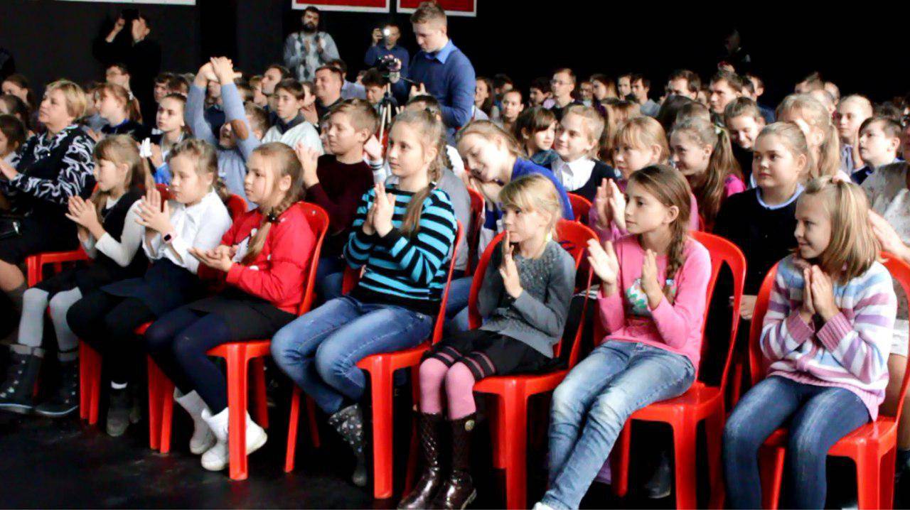 Дети слушают концерт Костромской филармонии