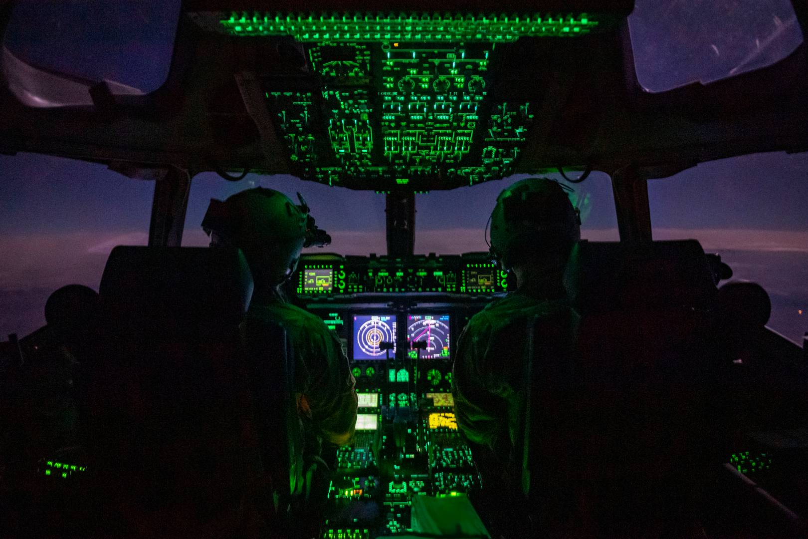Члены экипажа C-17 Globemaster III ВВС США во время грузовой транспортной операции в зоне ответственности Центрального командования США
