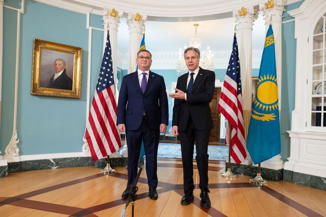 Глава МИД Казахстана Мурат Нуртлеу (слева) и госсекретарь США Энтони Блинкен