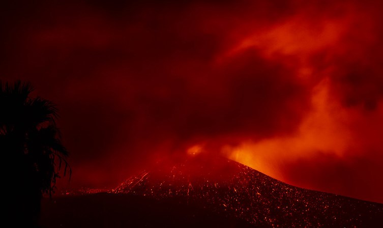 Извержение вулкана Кумбере-Вьеха на острове Ла-Пальма. Канарские острова