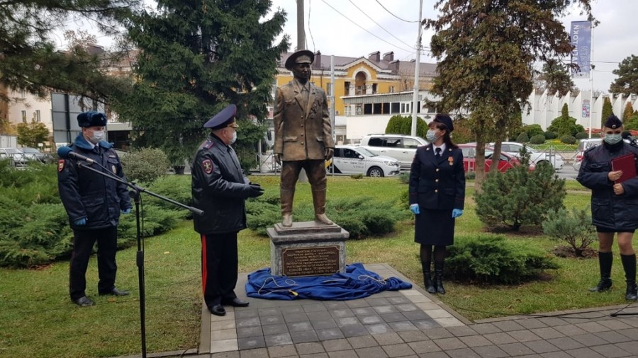 Памятник участковому