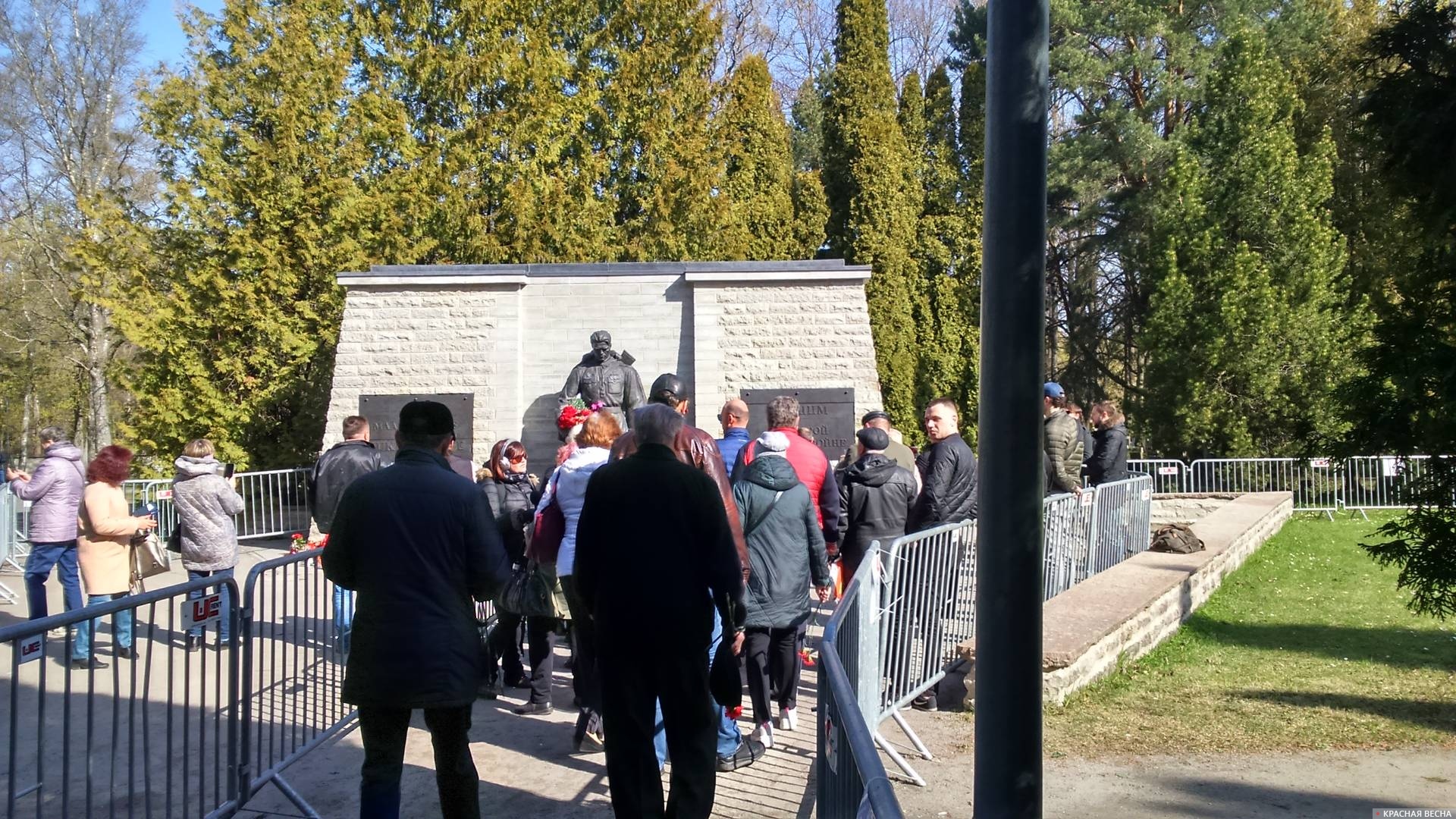 Ограждения у памятника Воину-Освободителю в Таллине 9 мая 2022