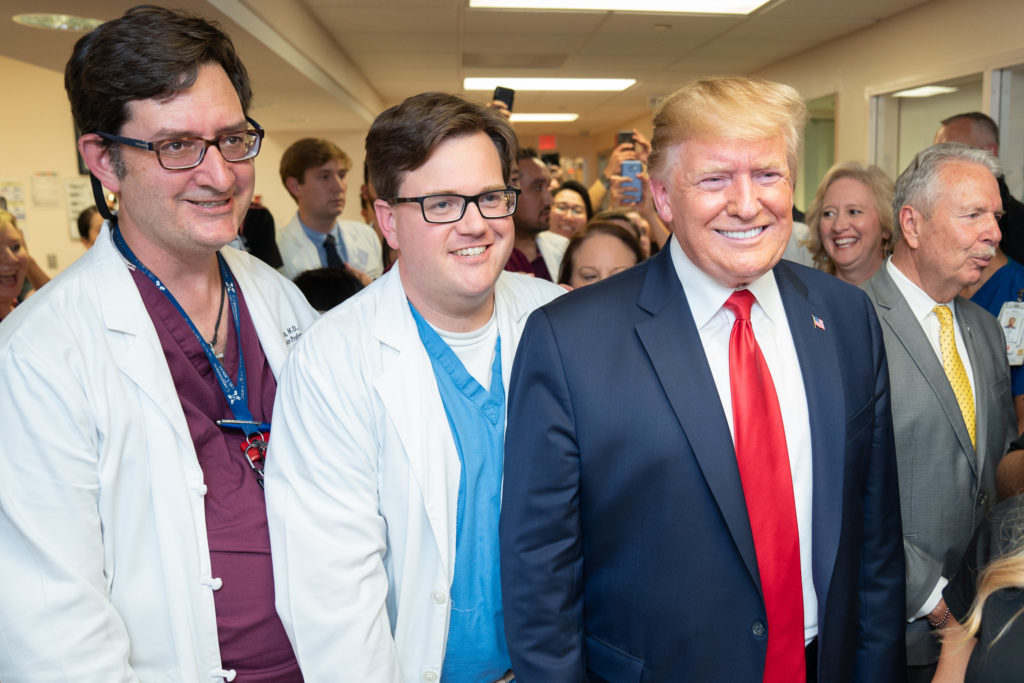 Дональд Трамп с врачами