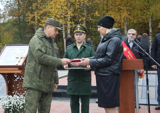 Передача наград семьям военнослужащих, погибших в ходе спецоперации по денацификации Украины