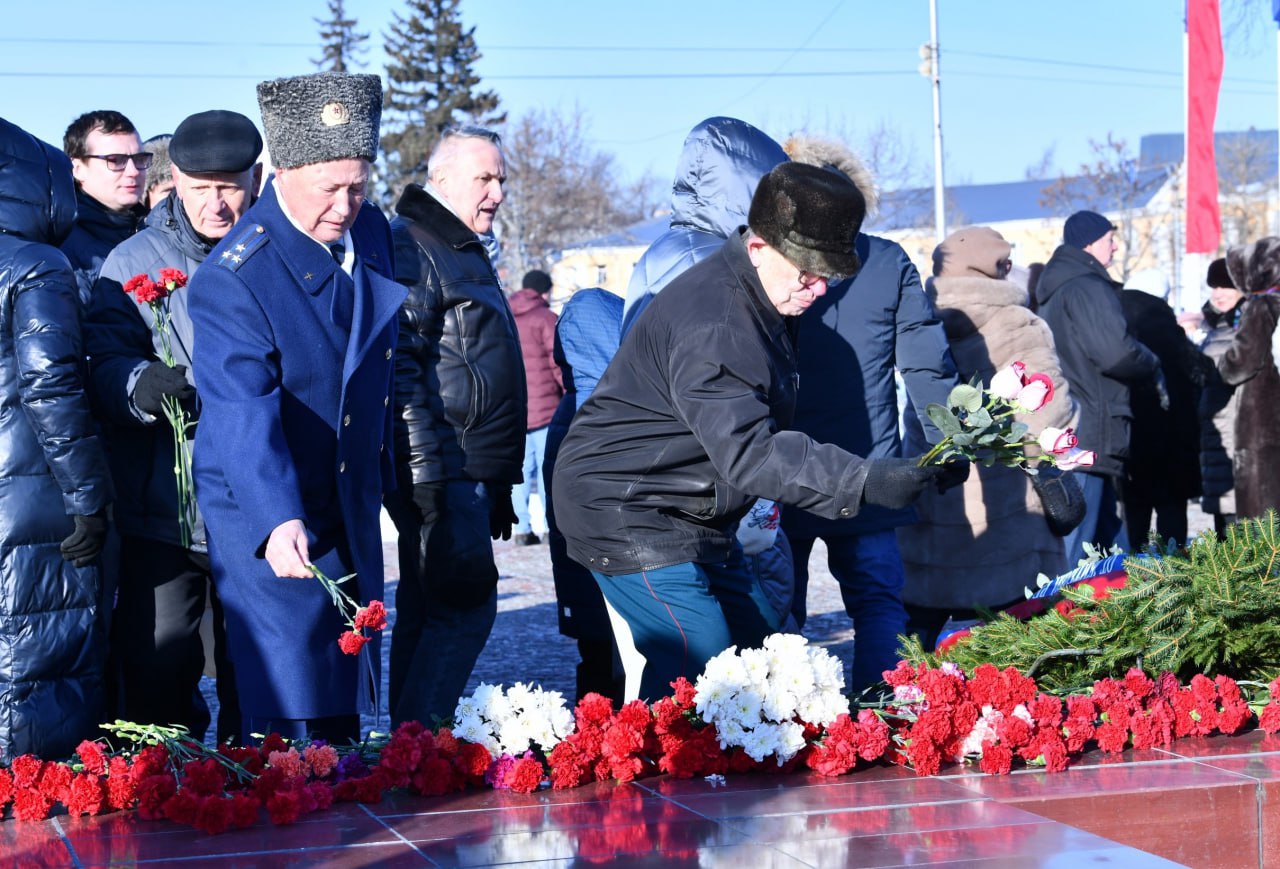 В День защитников Отечества жители Петрозаводска возложили цветы на мемориале «Могила Неизвестного солдата с Вечным огнем Славы»