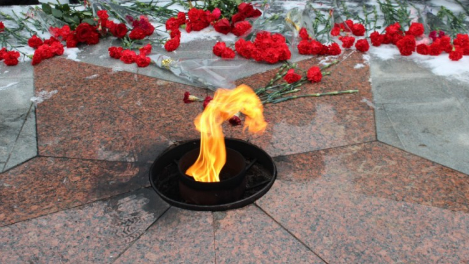 Вечный огонь на мемориальном комплексе Новосокольников
