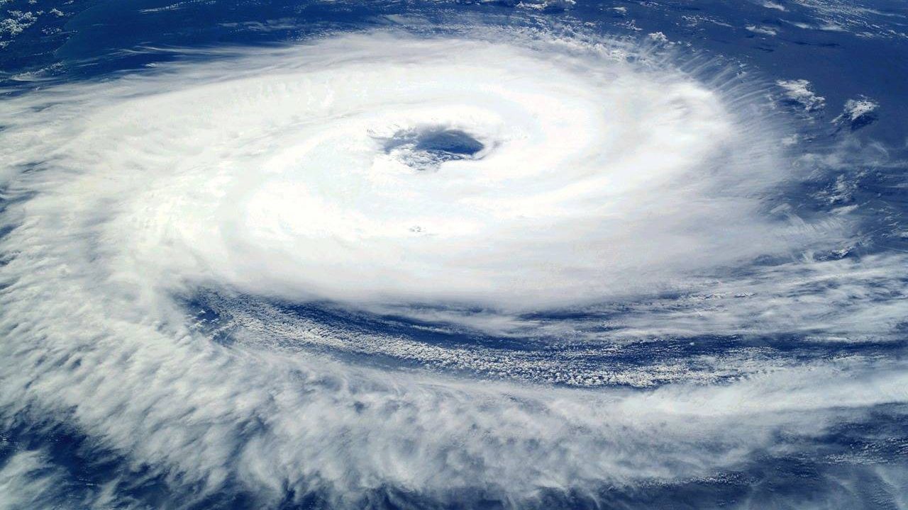 Фотография циклона из космоса