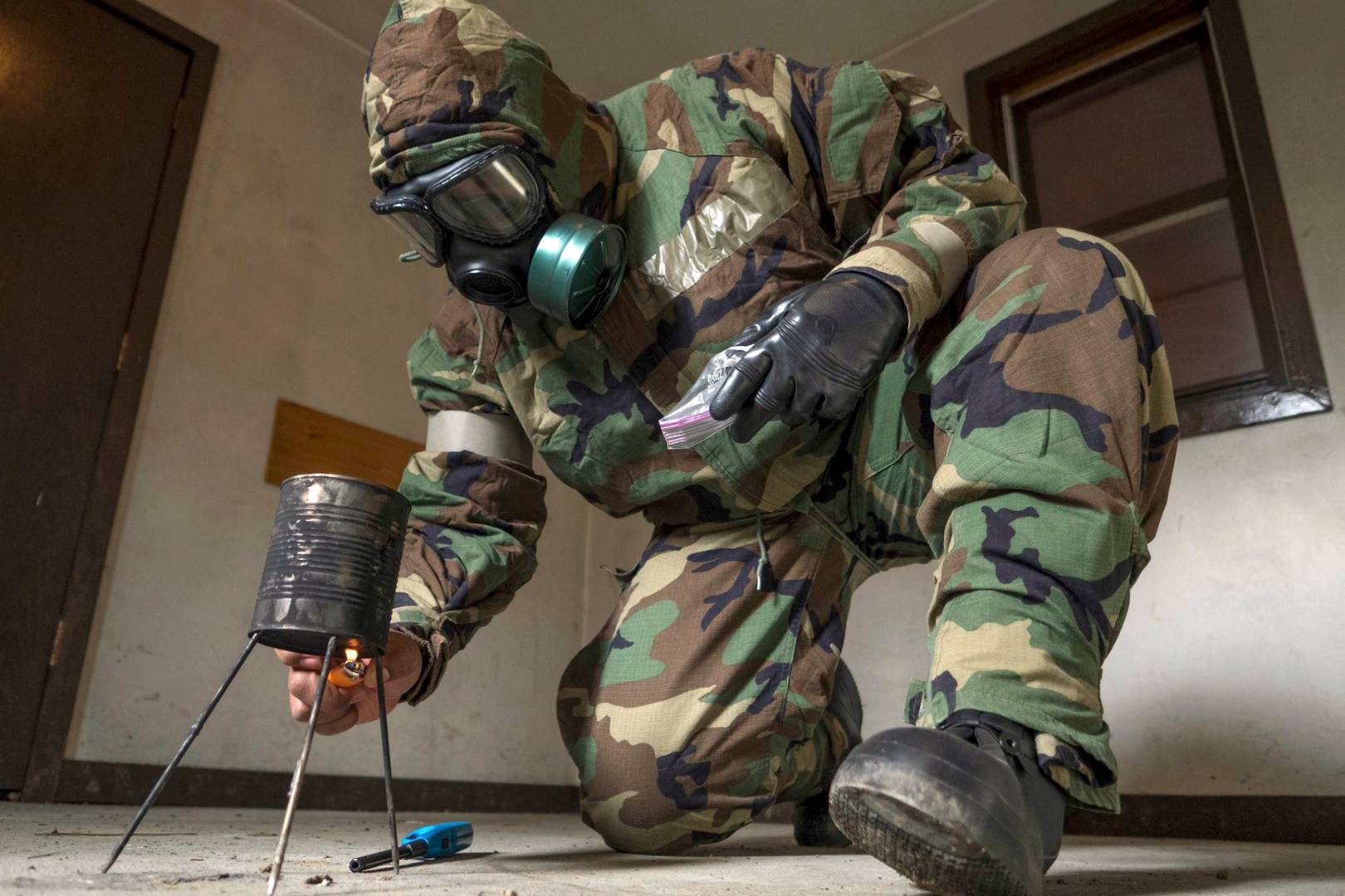 Американский военнослужащий проводит тренировки по радиационной, химической и биологической защите на базе Элмендорф-Ричардсон, штат Аляска, США