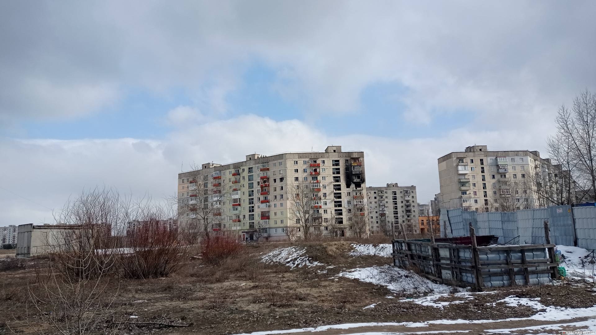 Город Рубежное. Попадание в дом со стороны Лисичанска (фото от марта 2022 года, когда Лисичанск был под контролем ВСУ)