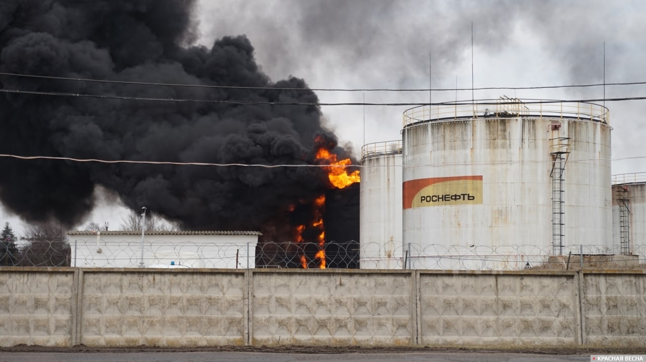 Пожар на нефтебазе в Белгороде после обстрела 