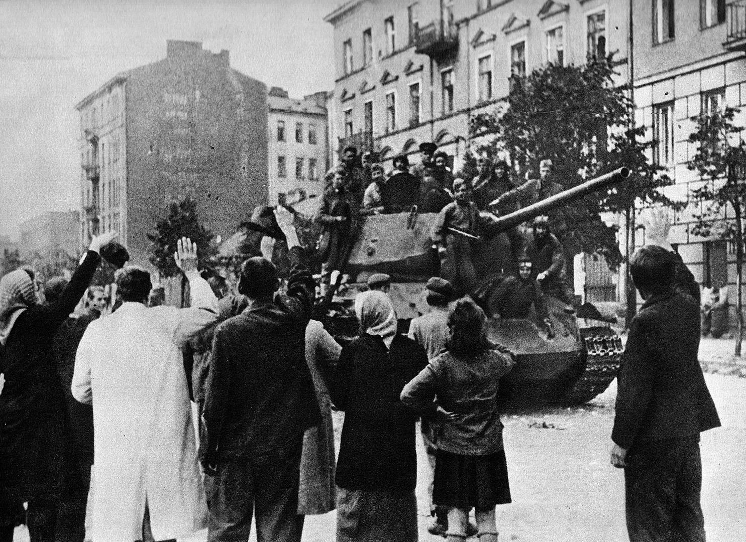 Жители польской Праги (пригород Варшавы) приветствуют советский танк Т-34-85 и бойцов танкового десанта. Сентябрь 1944 г.