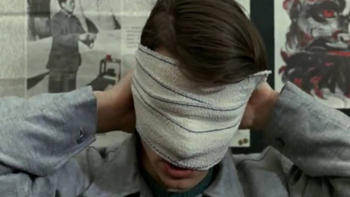 С широко закрытыми глазами