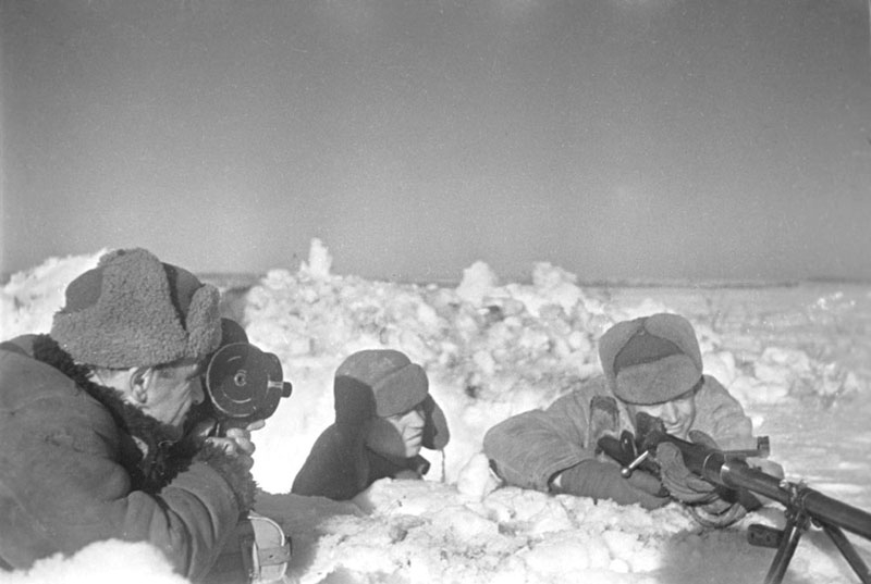 Кинооператор А.Н. Казаков на передовой позиции. Действующая армия, 1943 год
