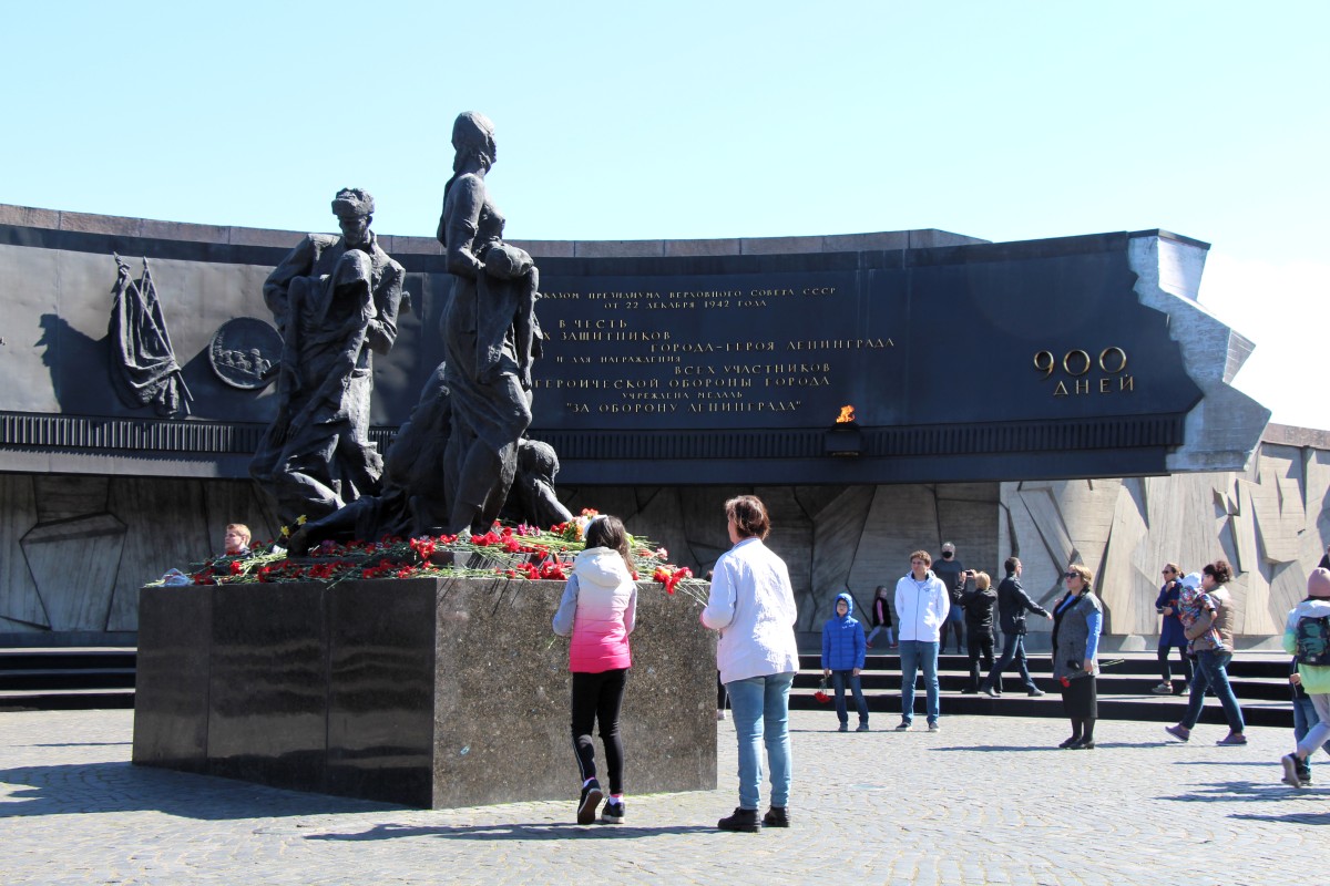 Площадь Победы в Ленинграде. Скульптурная группа «Блокада», окруженная разорванным кольцом.