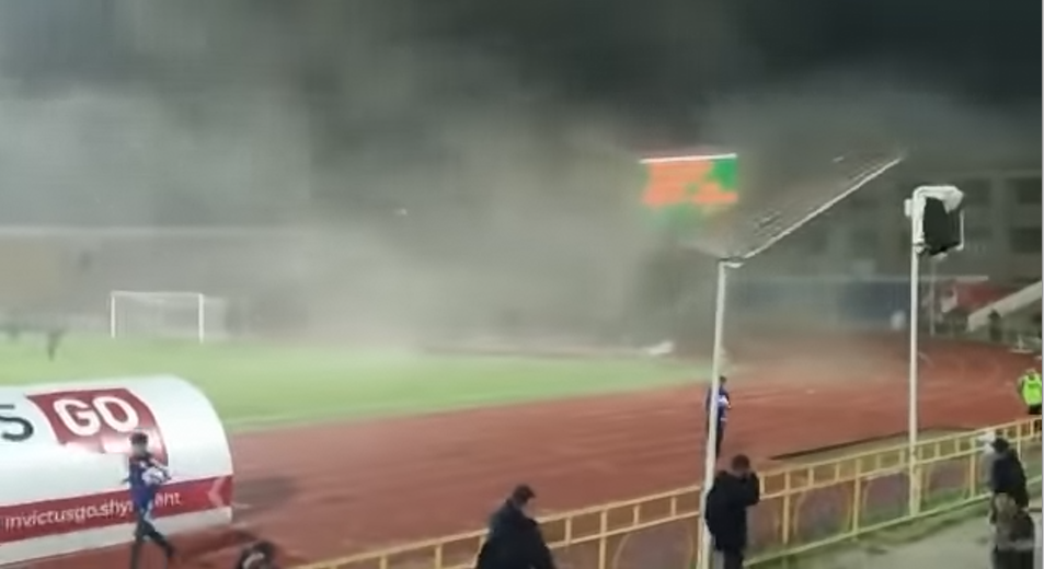 Обрушение кровли на центральном стадионе Чимкента во время футбольного матча