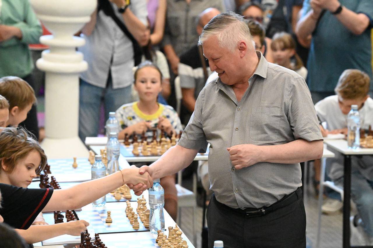 Анатолий Карпов на сеансе одновременной игры в Белгороде