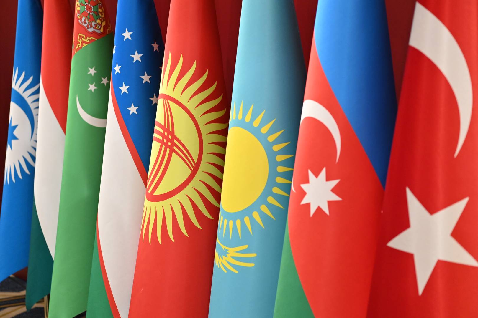Флаги стран-участниц VIII саммита Совета сотрудничества тюркоязычных государств