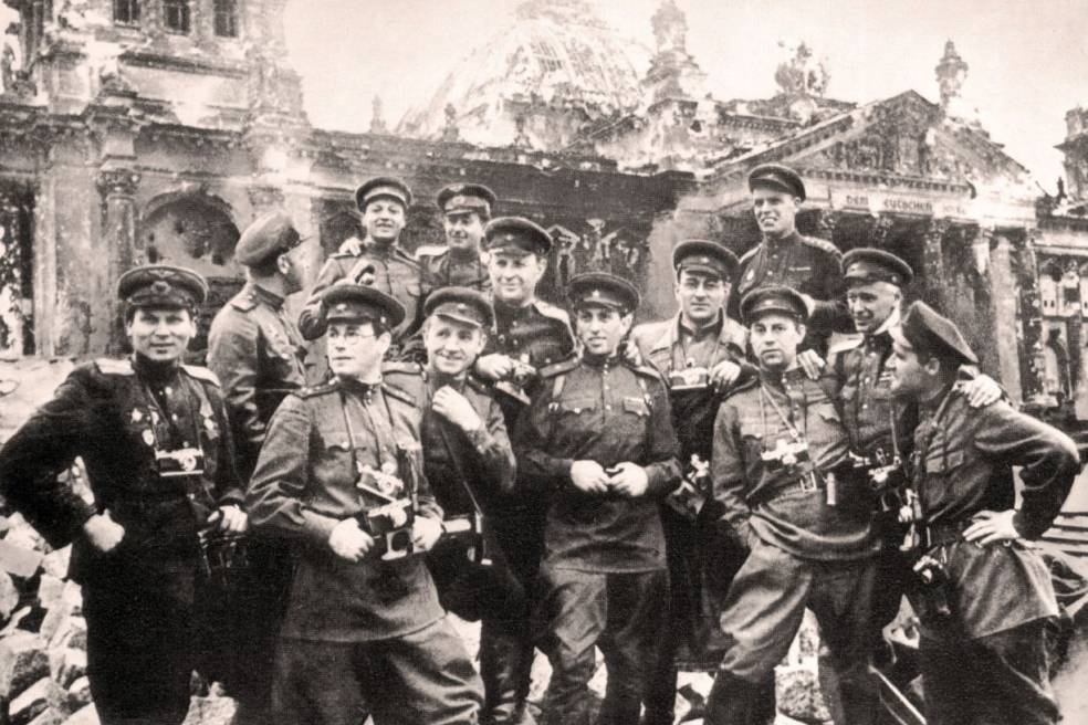 Группа советских военных корреспондентов у стен Рейхстага. Берлин. 5 мая 1945 г.
