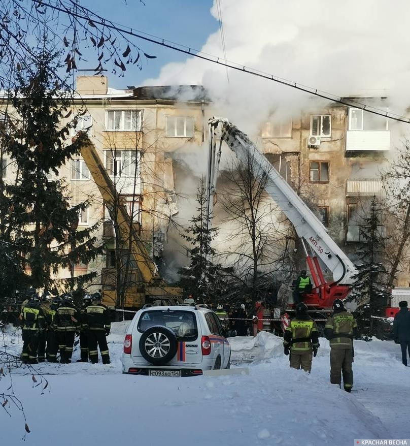 Спасательные работы на месте взрыва бытового газа в Новосибирске