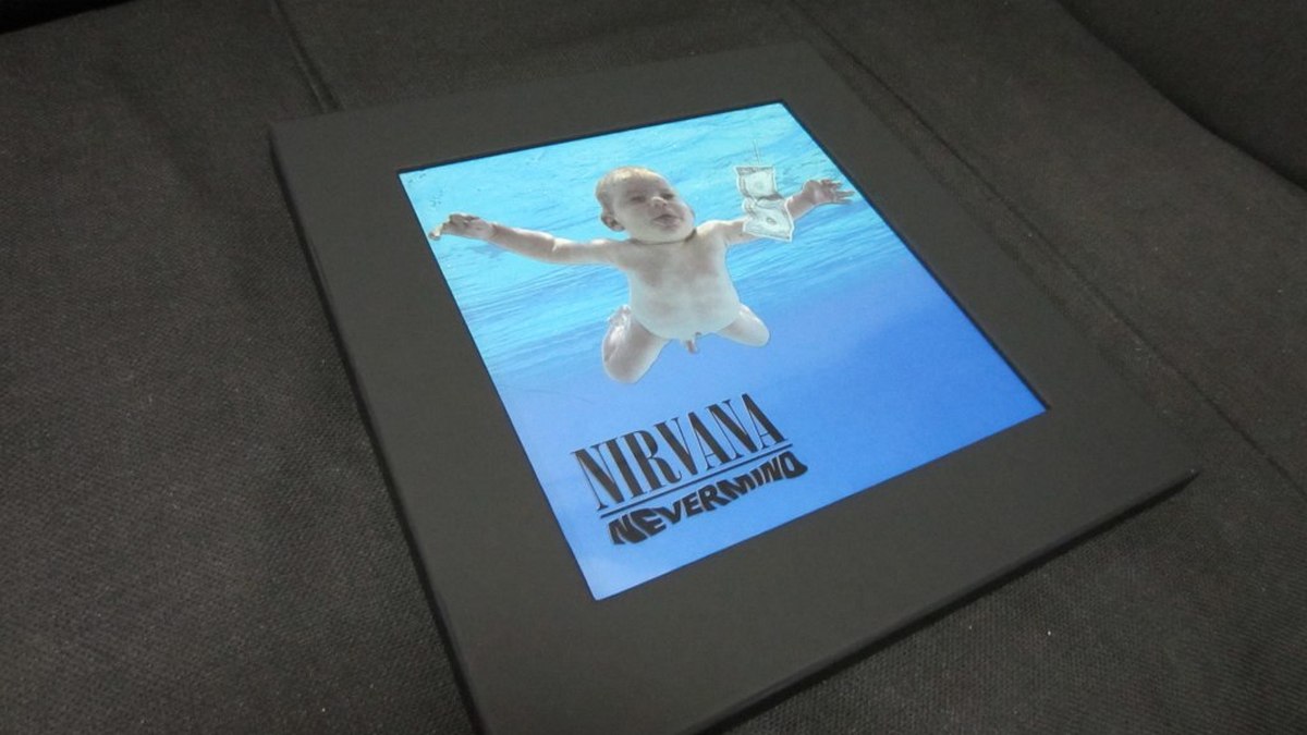 Изображение ребенка в бассейне на обложке альбома Nevermind группы Nirvana