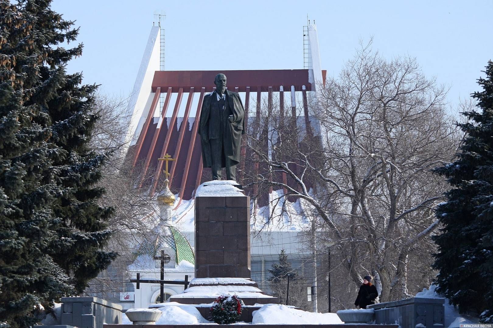 Памятник В.И. Ленину на фоне часовни Ильи Пророка. Омск