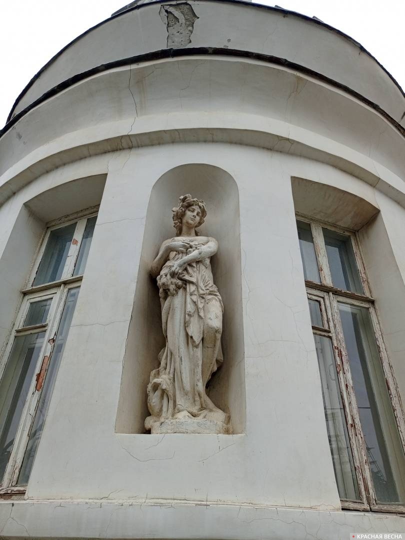 Скульптура в нише здания библиотеки (дачи Марецкой). Балаклава, 2026