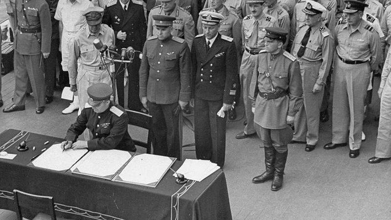 От имени СССР генерал-лейтенант Кузьма Деревянко подписывает акт о капитуляции Японии на борту линкора «Миссури», 2 сентября 1945 года