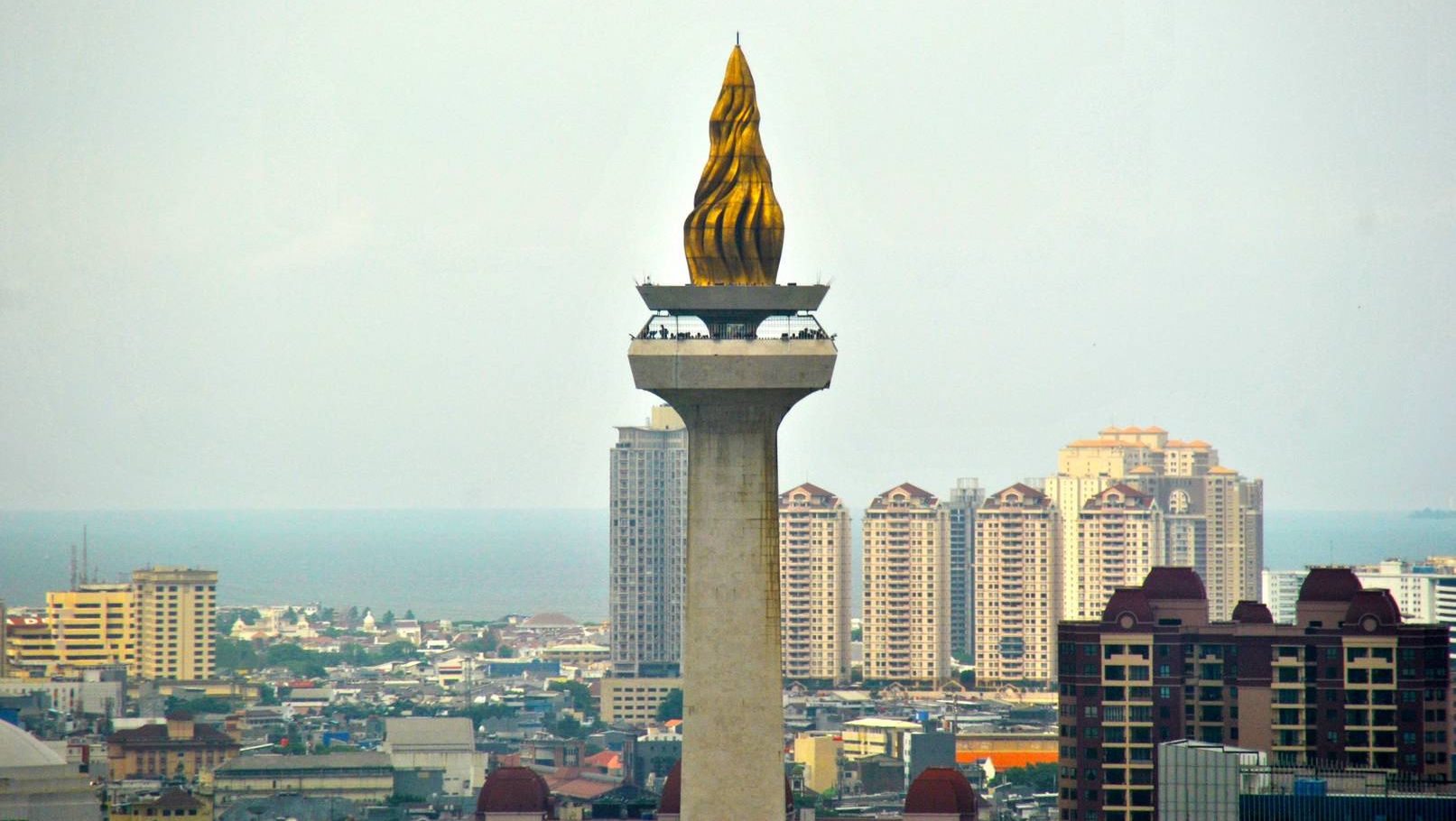 Национальный монумент независимости в центре площади Медан Мердека. Джакарта, Индонезия