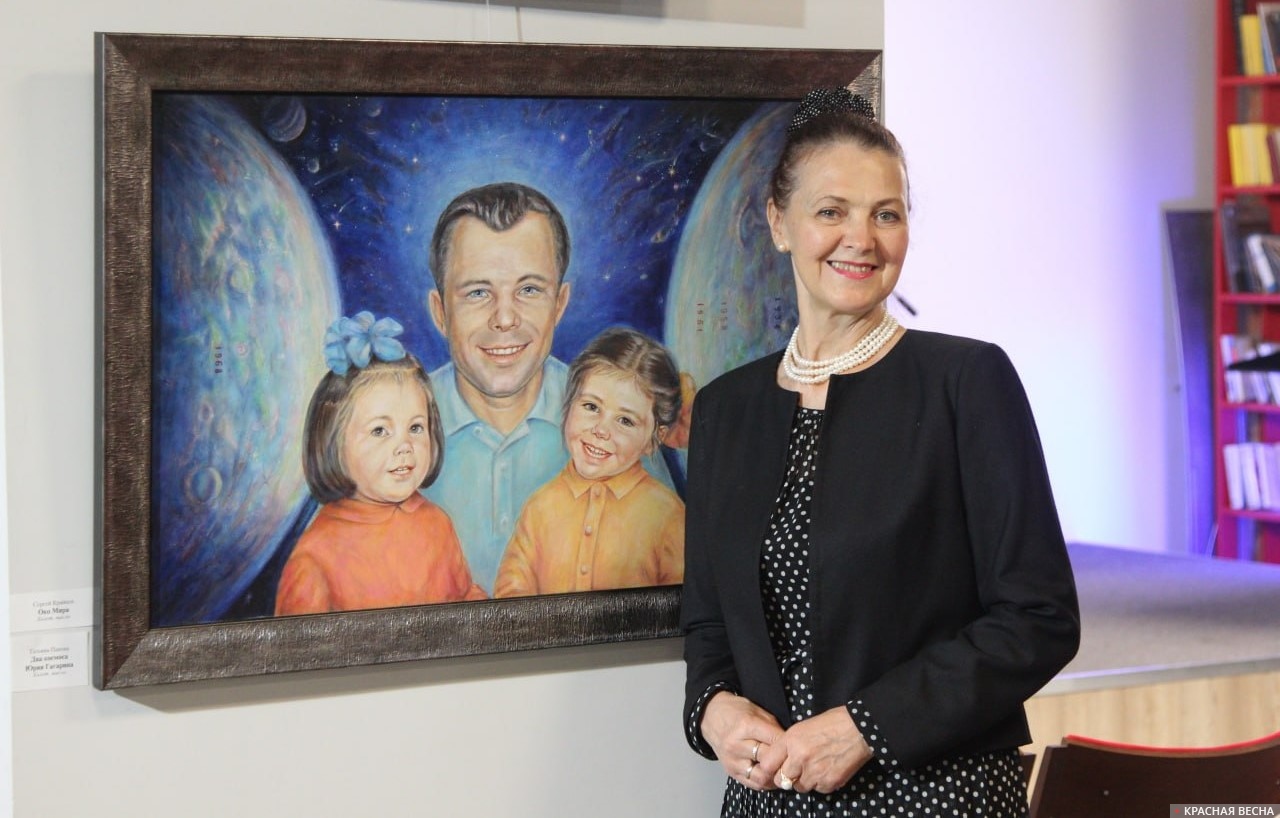 Художница Татьяна•Панова рядом со своей картиной «Два космоса Юрия•Гагарина», представленной на выставке