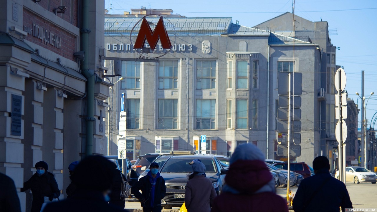 Один из новосибирских архитектурных памятников эпохи авангарда — здание Облпотребсоюза на фоне метро