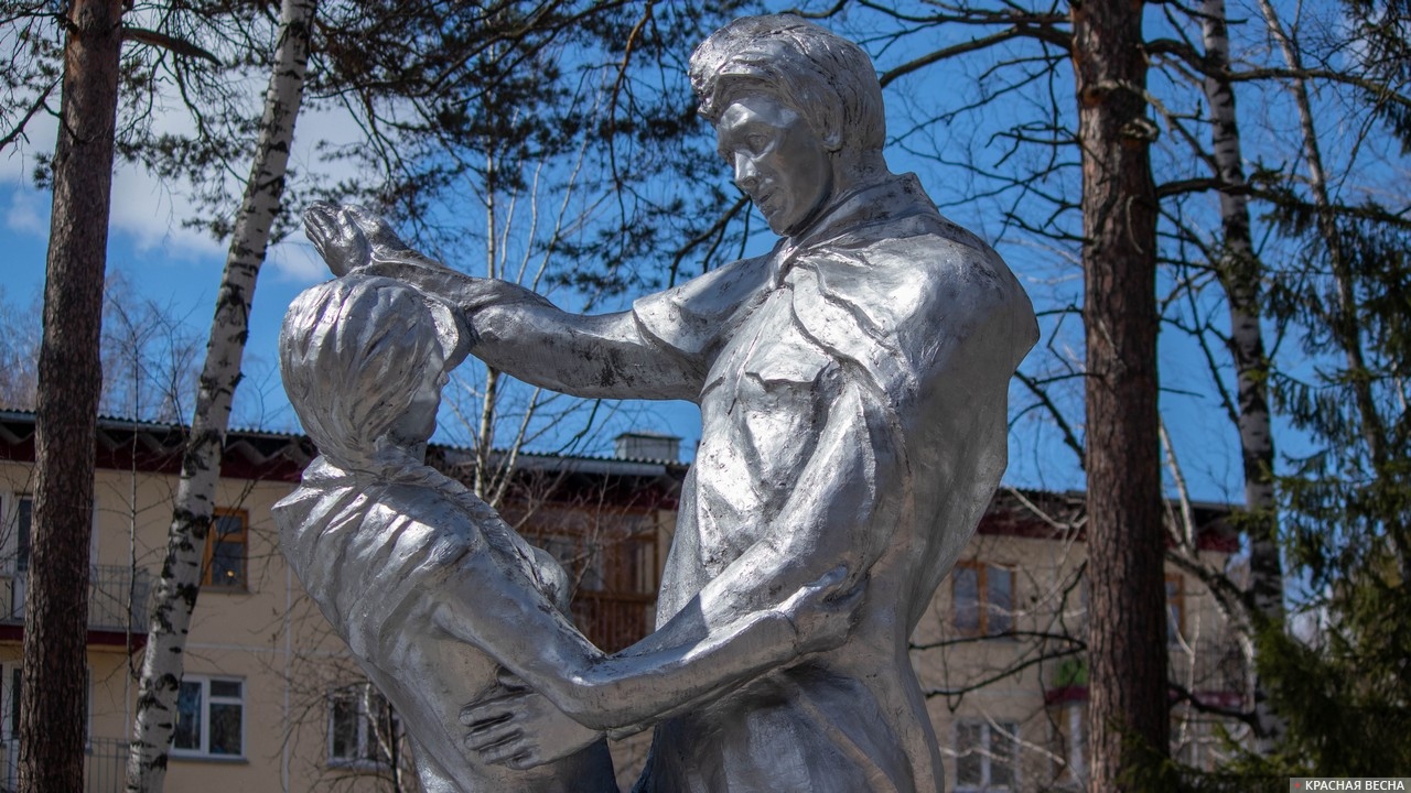 Скульптурная композиция Вальс Победы в сквере Победы. Академгородок, Новосибирск